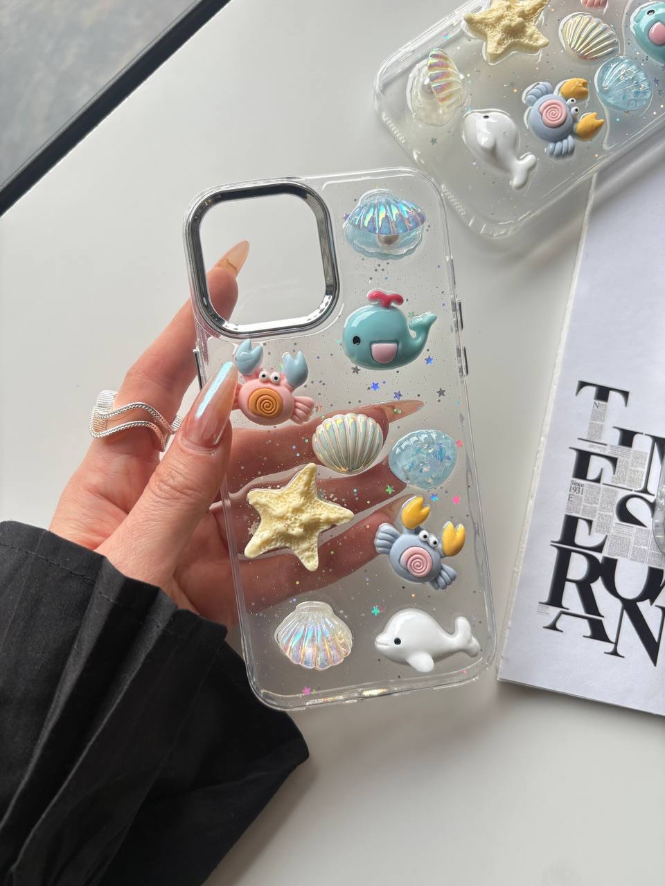 Detail van het speelse zeesterdesign op het telefoonhoesje