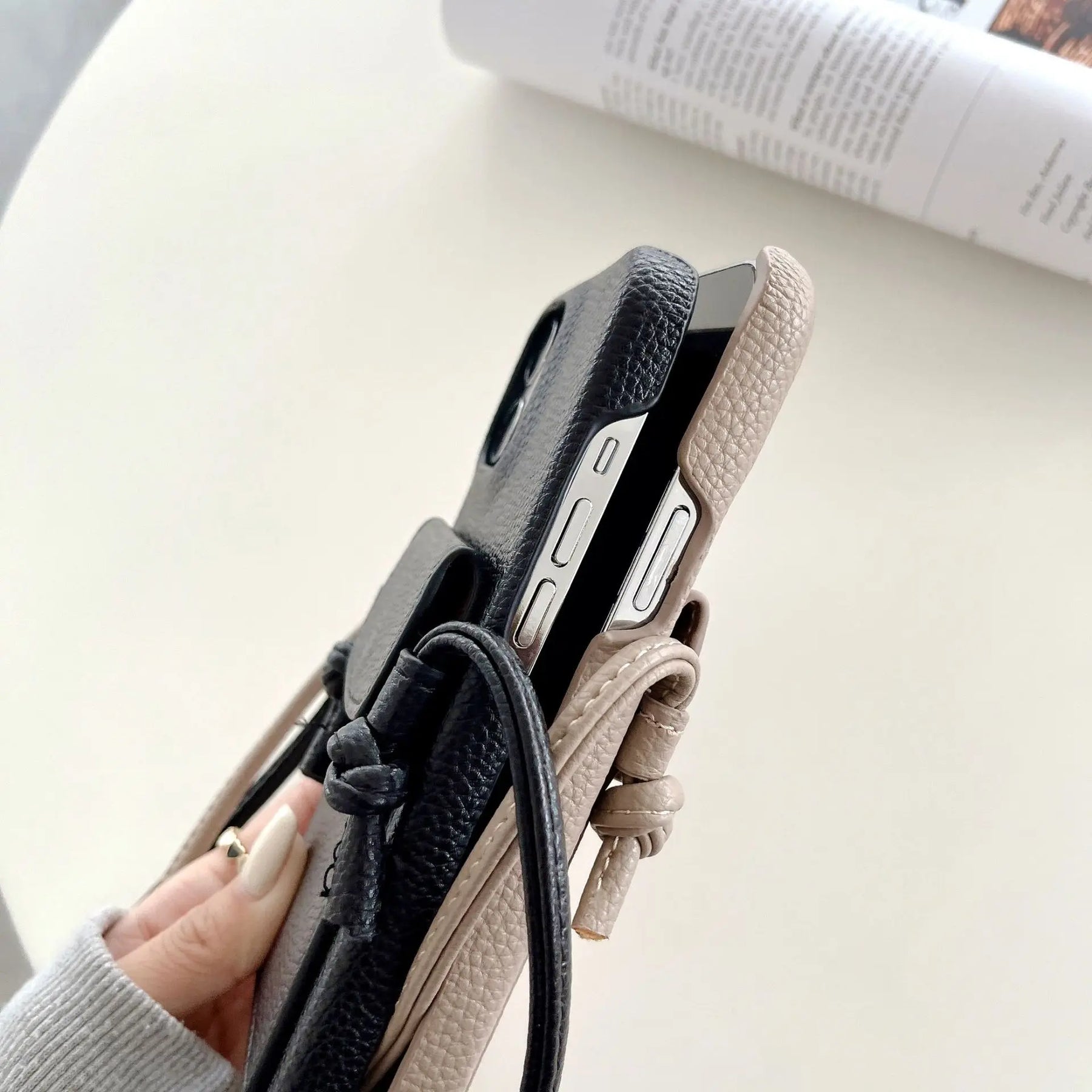 Telefoonhoesje met pasjesvak en praktische crossbody draagwijze