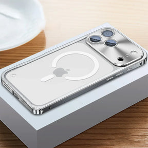 iPhone in hoesje met matte achterkant en nauwsluitende pasvorm