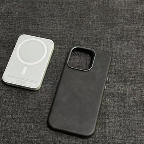 Leren iPhone-hoesje vanuit een schuine hoek bekeken